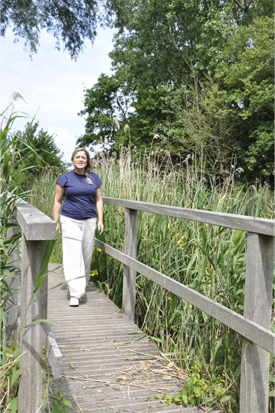 Abby van Putten wandeld over een houten brug